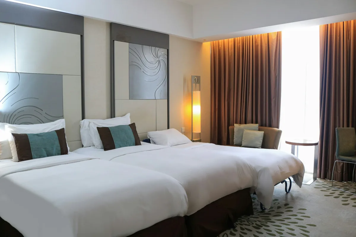 Phòng Deluxe hai giường đơn, rèm dày và góc ngồi cạnh cửa sổ