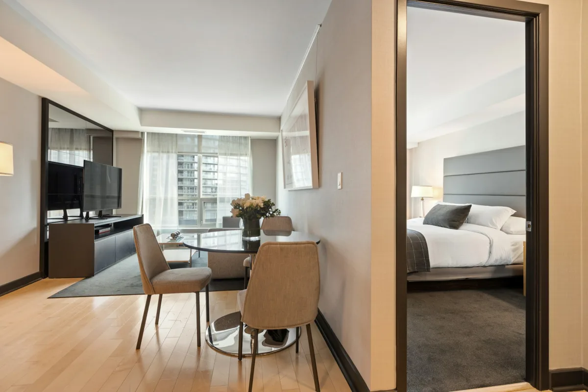 Junior Suite có bàn ăn nhỏ, giường King ở phòng bên trong