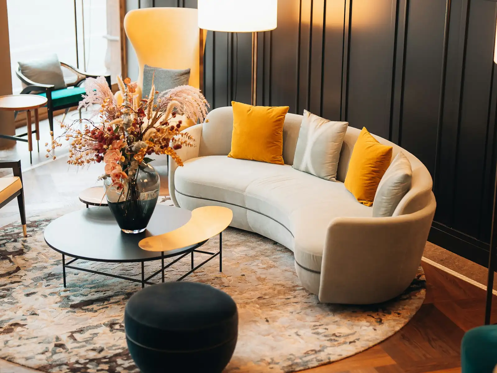 Khu lounge sảnh khách sạn với sofa, bàn thấp và đèn đứng