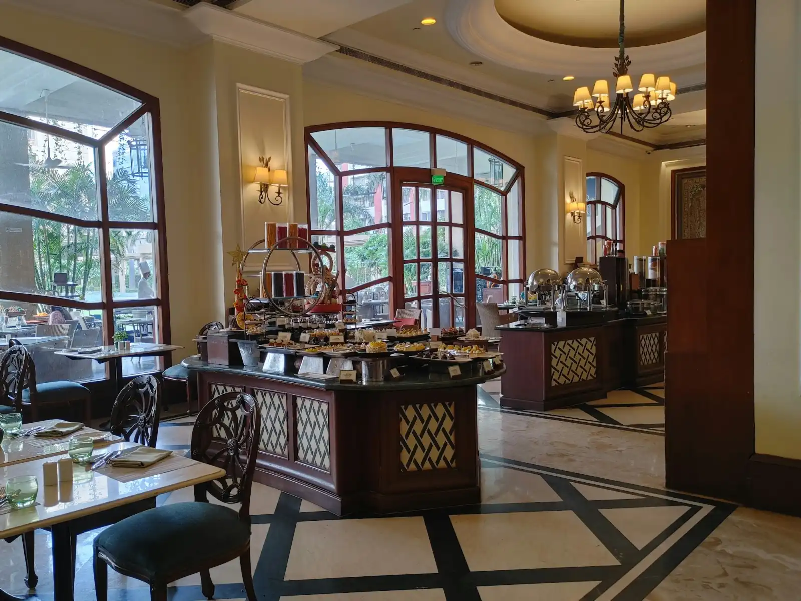 Nhà hàng Cảng Xưa bày bàn ăn, quầy buffet phía sau